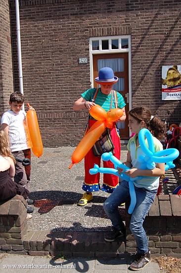 Clown Kiko ballonnenclown - ballonfiguurtjes modeleren tijdens de opening van het Portaal (woningbouw) kantoor in het waterkwartier, Nijmegen.