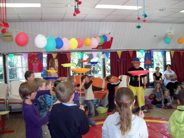 Eindvoorstelling door de kinderen als afsluiting van de workshops door cirus Kiko in Breda