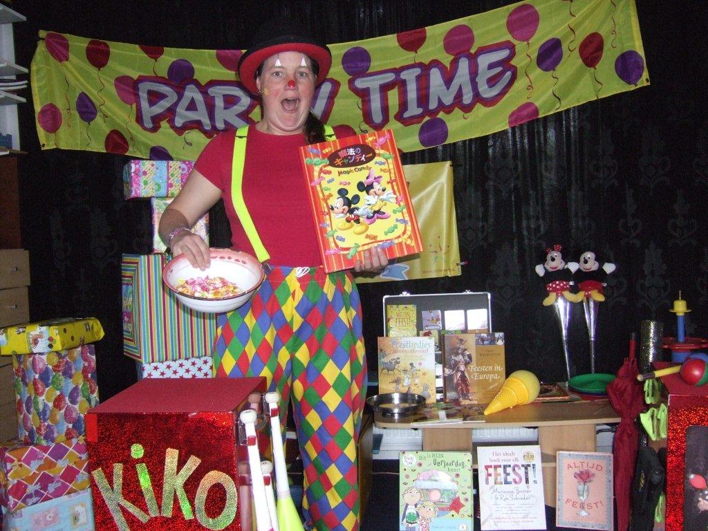 Clown kiko tovert echte snoepjes uit een boek in de kinderboekenweek voorstelling Feest