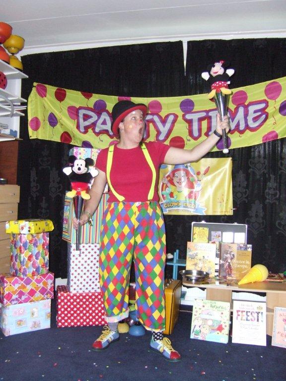 Micky en Mini mouse komen ook op het feest van Clown Kiko - kinderboekenweek voorstelling 