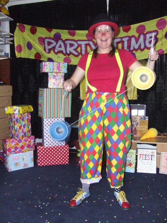 clown kiko optreden met 2 diabolo's - kinderboekenweek voortelling Feest!