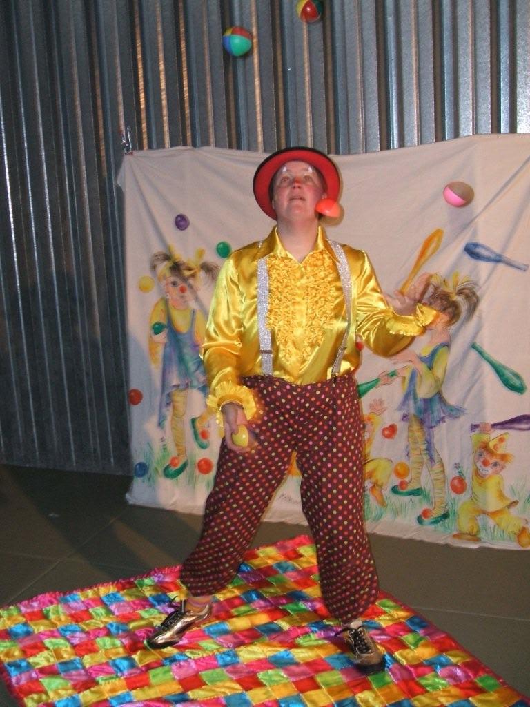 Kiko's Jongleershow met Clown Kiko aan het jongleren met 5 ballen op de Vasim Nijmegen