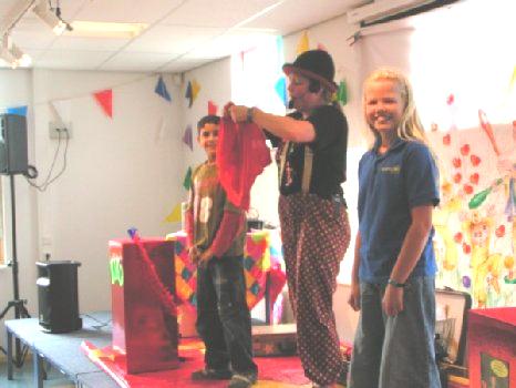 Kinderen van basisschool de horizon in Arnhem helpen Clown Kiko met goochelen.