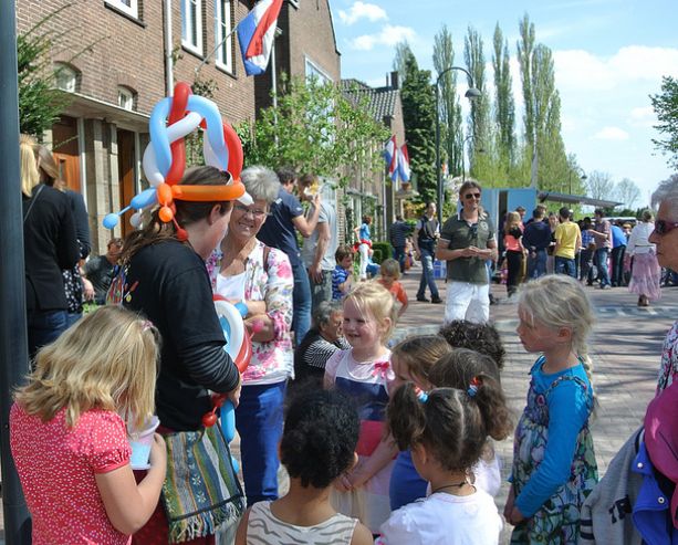 Kiko met rood-wit-blauwe en oranje ballonnen op bevrijdingsfestival in Wageningen - 5 mei bevrijdingsdag