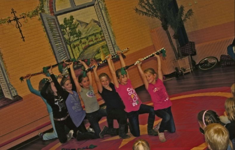 Circus Kiko Workshops in Well - foto stond in de krant.