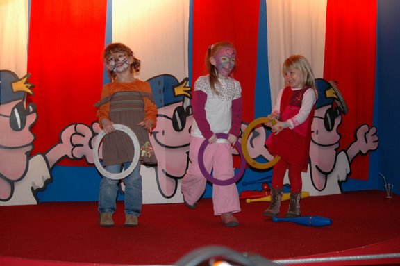 Ringen act in de Afsluitende voorstelling door de kinderen - workshops Circus Kiko in Hagestein