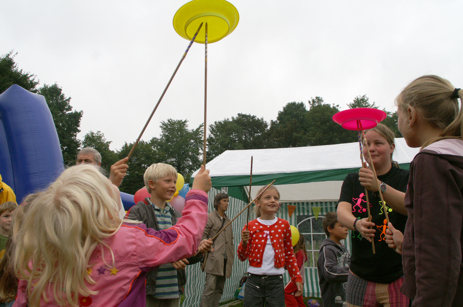 Circus workshops door Circus Kiko op boerderijpop 2007 in Maastricht