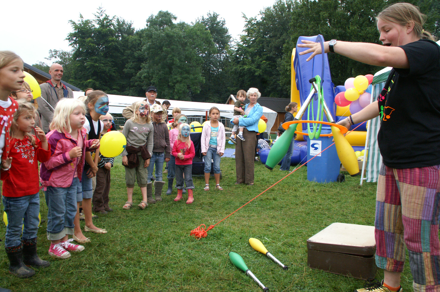 Clown Kiko kindershow op bevrijdingsfestival 5 mei of vrijmarkt op koningsdag