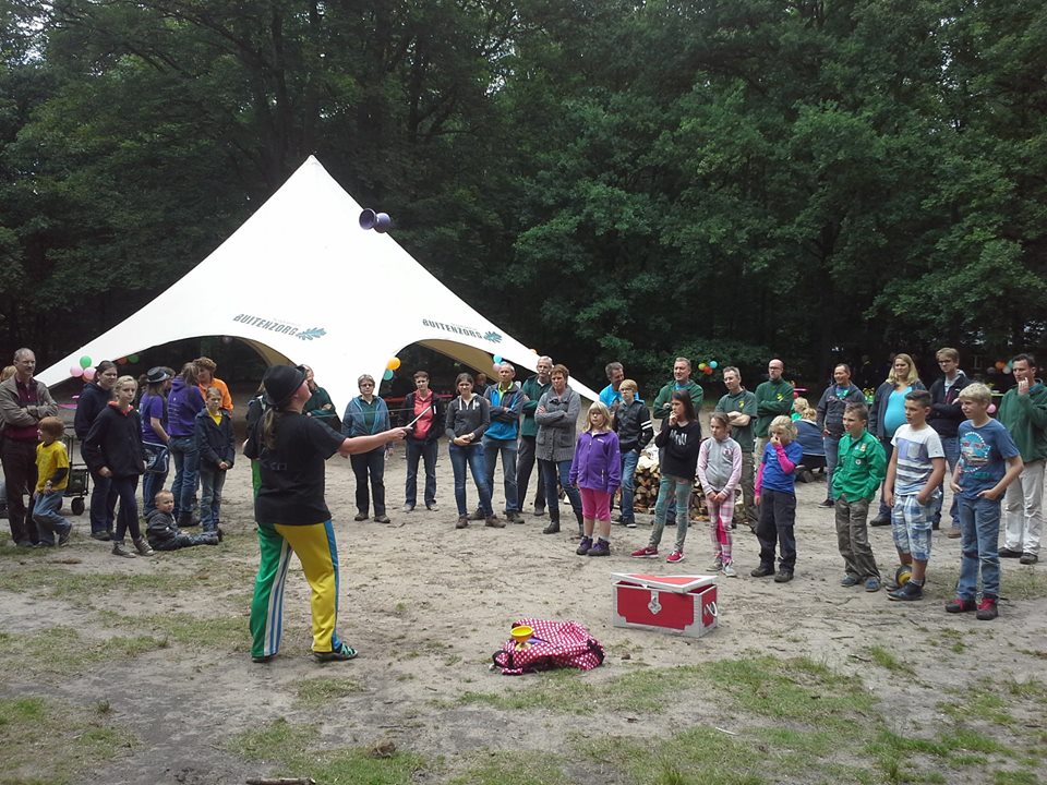 Demonsratie van de diabolo voorafgaand aan de workshops bij scoutcentrum buitenzorg in Baarn