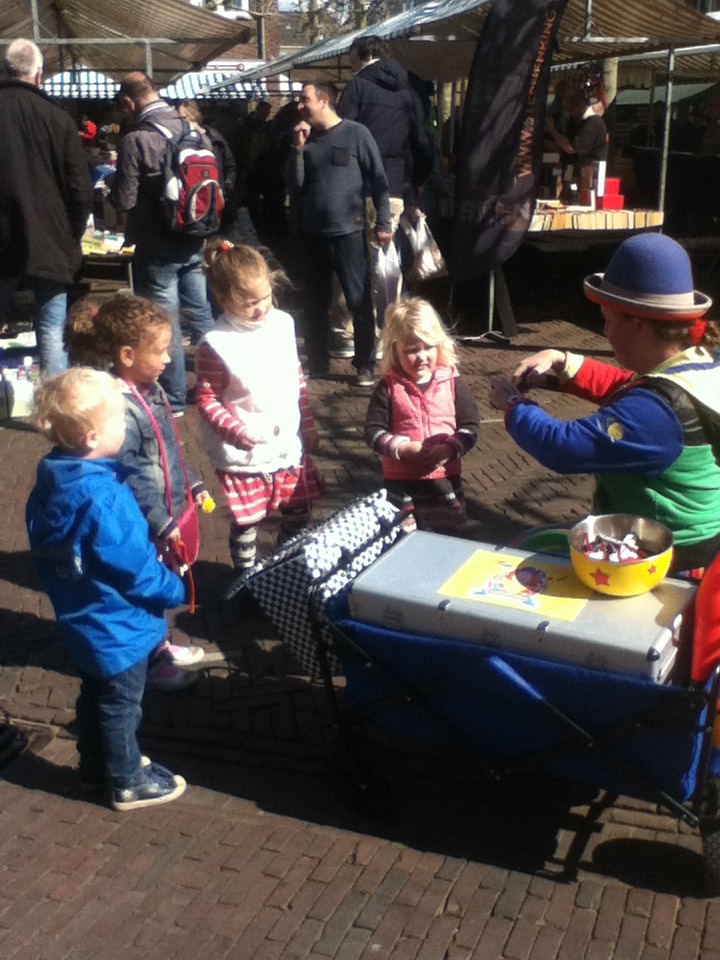 Clown Kiko optreden met ballon figuren vouwen op de boekenmarkt