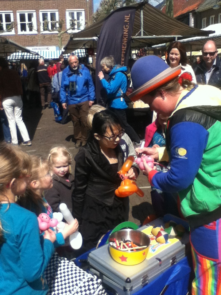 Ballon figuren vouwen door Clown Kiko op de boekenmarkt in Wageningen