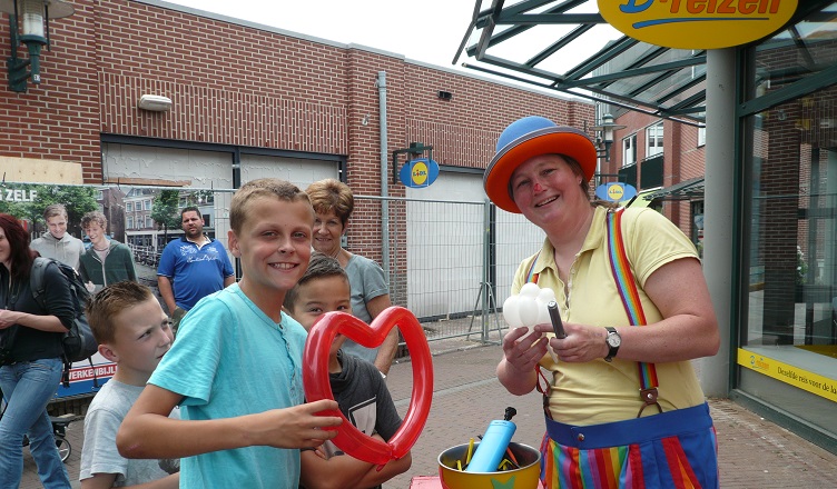 Clown Kiko de ballonnenclown modelleert mooie ballon figuren tijdens de opening van de bibliotheek in Beuningen.