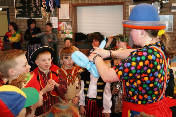 Clown Kiko: ballonfiguren vouwen tijdens de kindercarnaval 