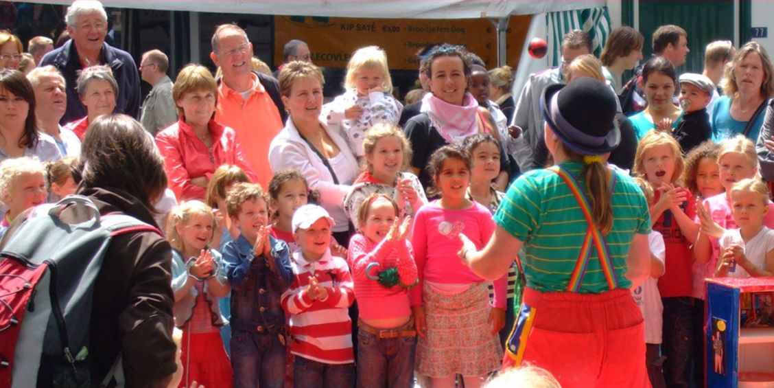 Straatshow van Kiko straatartiest clown en jongleur opdde Ganzenheuvel in Nijmegen 