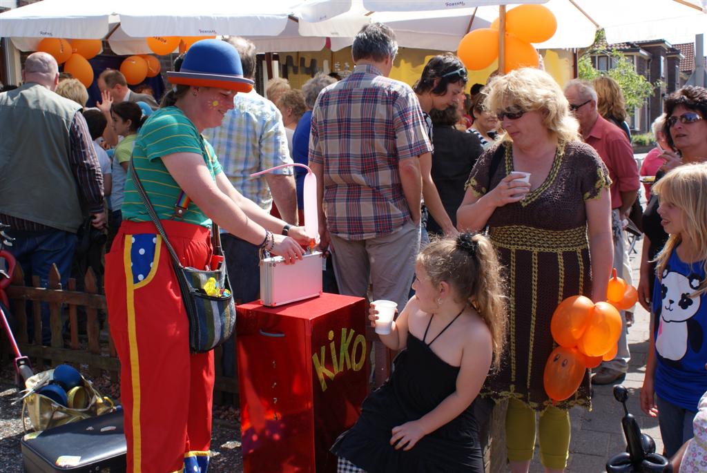 Clown Kiko optreden koningsdag met veel oranje en rood-wit-blauwe ballonnen