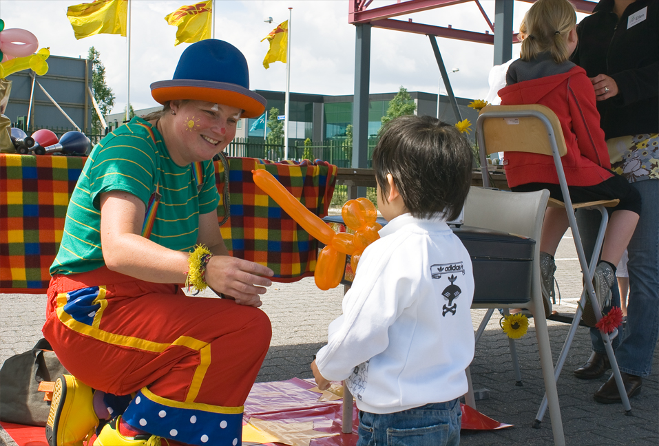 Clown kiko neemt tijdens koningsdag en 5 mei mei bevrijdingsdag altijd extra veel oranje en rood-wit-blauwe ballonnen mee!