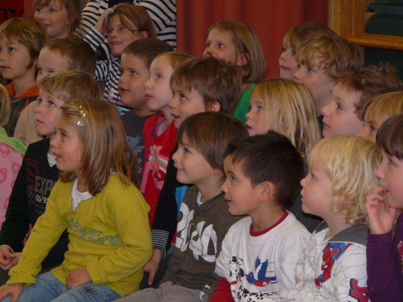 Clown Kiko - kinderboekenweek theater voorstelling In De Soep - voor groep 1 t/m 8 basisschool de Regenboog in Malden