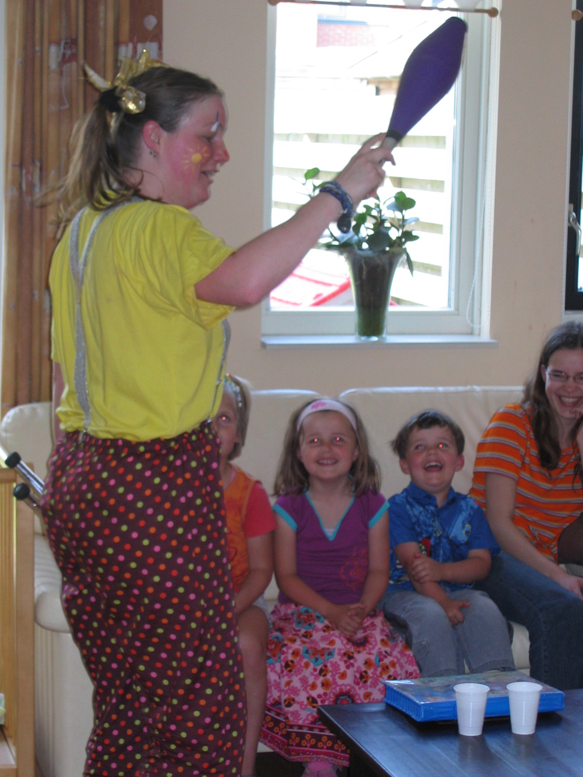 Clown Kiko aan het optreden in de huiskamer op het kinderfeestje van Dominique's 5e verjaardag