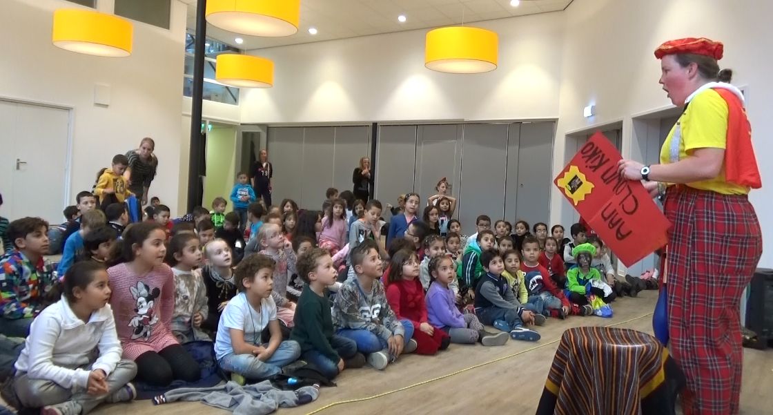 Clown Kiko krijgt een brief van Sinterklaas