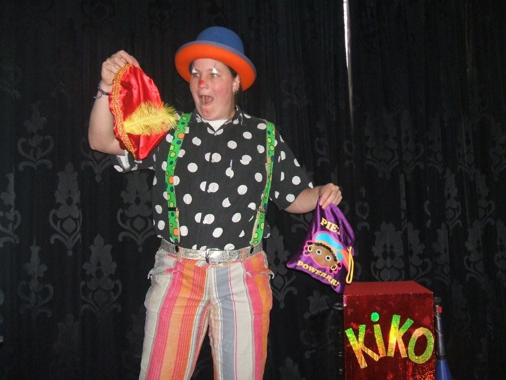 Sinterklaas Voorprogramma Voorstelling door Clown Kiko voor uw sinterklaas viering - met jongleren goochelen en clownerie en een verhaal in het sinterklaas thema.