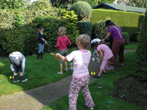 Kinderfeestje met clown Kiko - na de voorstelling en de ballonnen mogen de kinderen zelf een poging wagen met trucs als jongleren en diabolo