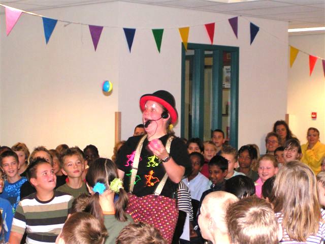 Clown Kiko aan het jongleren- optreden op de horizon speciaal onderwijs in Arnhem