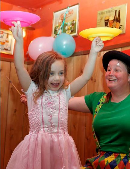 Clown Kiko op kinderverjaardag in Cafe Funkenstein Nijmegen.