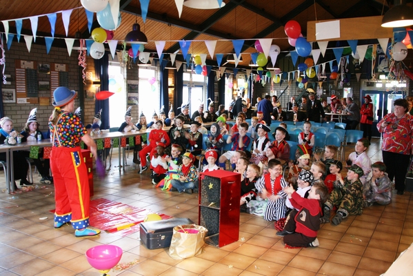 Clown kiko optreden carnavlashow jongleren Doornenburg