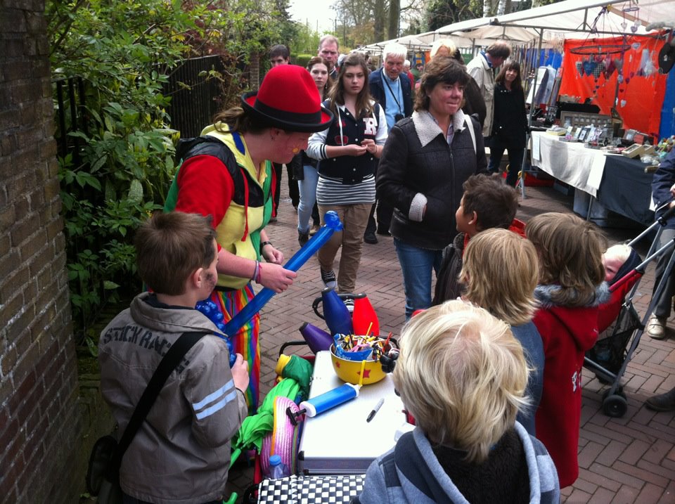 Clown Kiko vrijmarkt optreden koningsdag of op bevrijdingsfestival 5 mei bevrijdingsdag - culturele markt in de Steeg