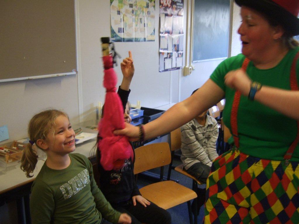 Clown Kiko op de Dr. Boschschool in Arnhem met een optreden in de klas tijdens het afscheid van de juffrouw