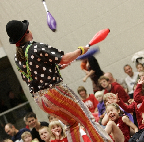 Optreden Clown kiko op het Nederlands Jongleerfestival in Bemmel