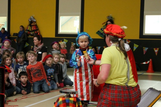 Clown Kiko wil graag Piet worden en krijgt hulp van de kinderen (en een beetje magie) met pepernoten bakken