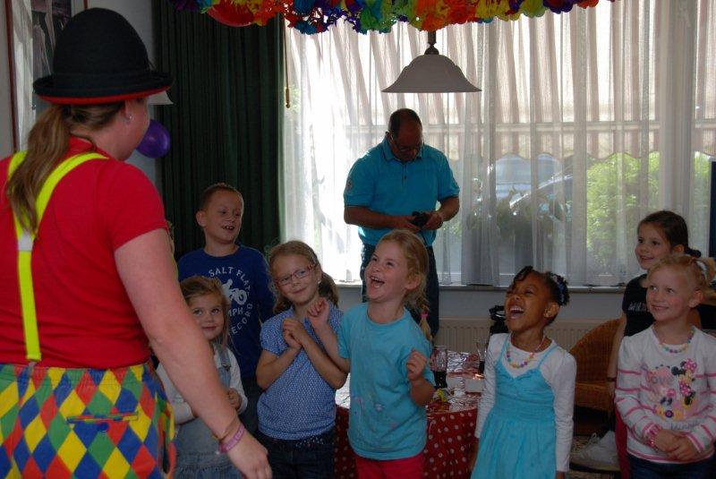 Clown Kiko optreden in de huiskamer tijdens verjaardag kinderfeestje.