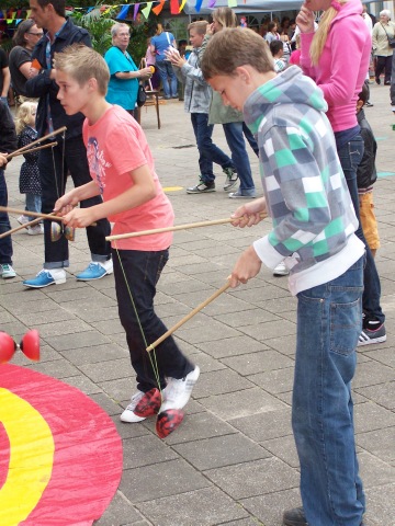 Diabolo Workshop voor groep 7 en 8 tijdens een schhol feest op een basisschool i Westervoort