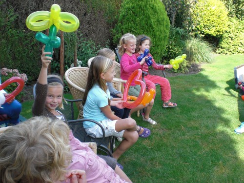 voor alle kinderen leuke ballonfiguren van clown Kiko op een kinderfeestje in Elst