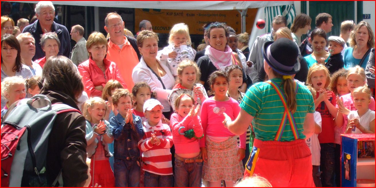 Kinder en familie Straattheater optreden van Clown Kiko tijdens de vierdaagsefeeste in Nijmegen