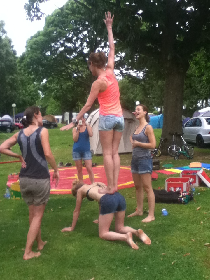 Akrobatiek, koorddansen, jongleren, diabolo, flowersticks en eenwieleren in een workshop van Circus Kiko op een vrijgezellenfeest in Maastricht