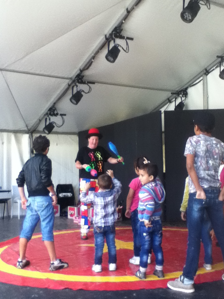 Circus Kiko jongleer workshops op het Herman van Veen Arts Center op een dag georganiseerd voor vluchtelingenkinderen