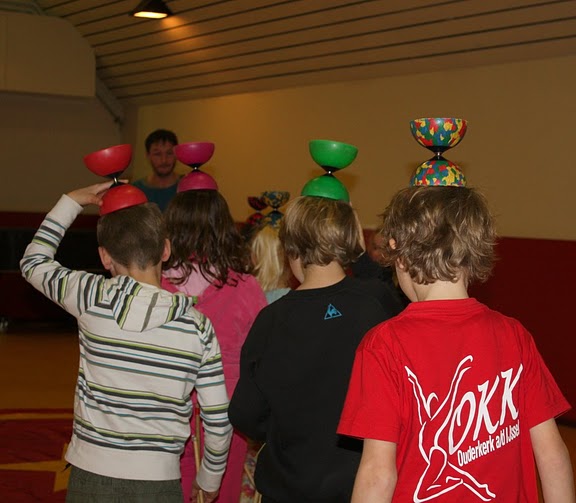 kiko's kinderboekenweek 2013 jongleer battle - klaar voor de start - wie loopt het verst met een diabolo op zijn hoofd