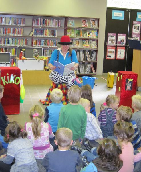 Kiko leest het verhaal voor dat ze samen met de kinderen in het boek heeft getoverd