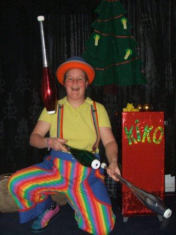 Clown kiko optreden met kerst - jongleren met kegels in kerst kleuren