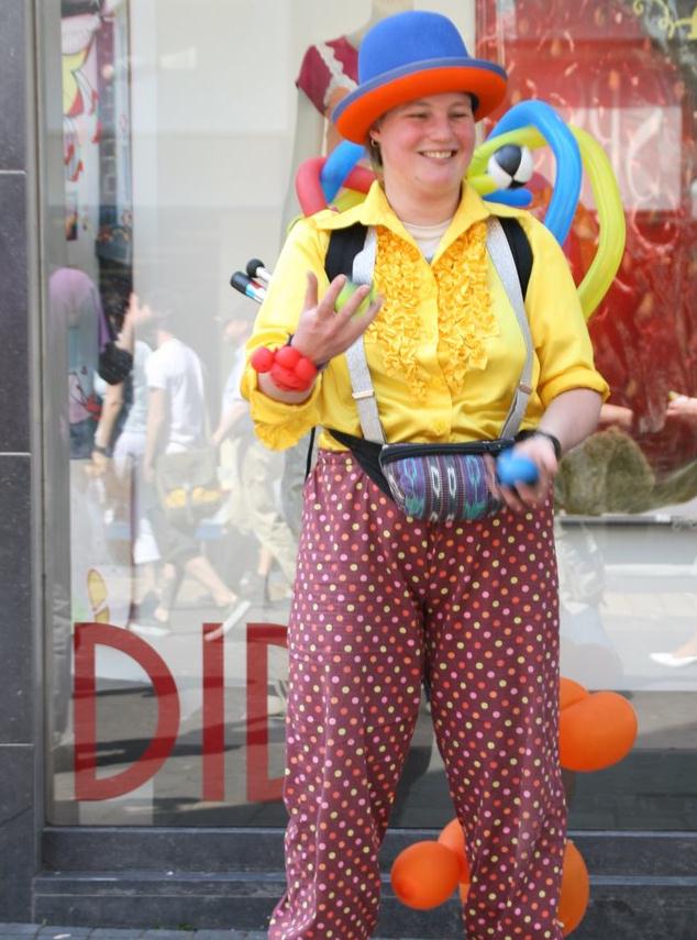 Kiko aa het jongleren tijdens een parade in Heerlen