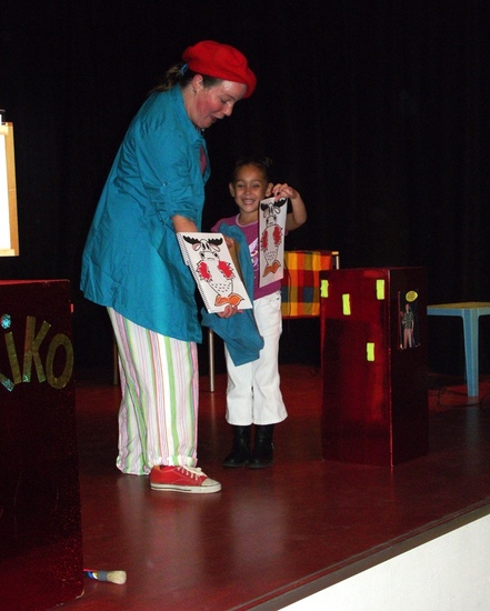 Clown kiko als kunstenaar Kiko in de voorstelling kiko's tekententoonstelling 