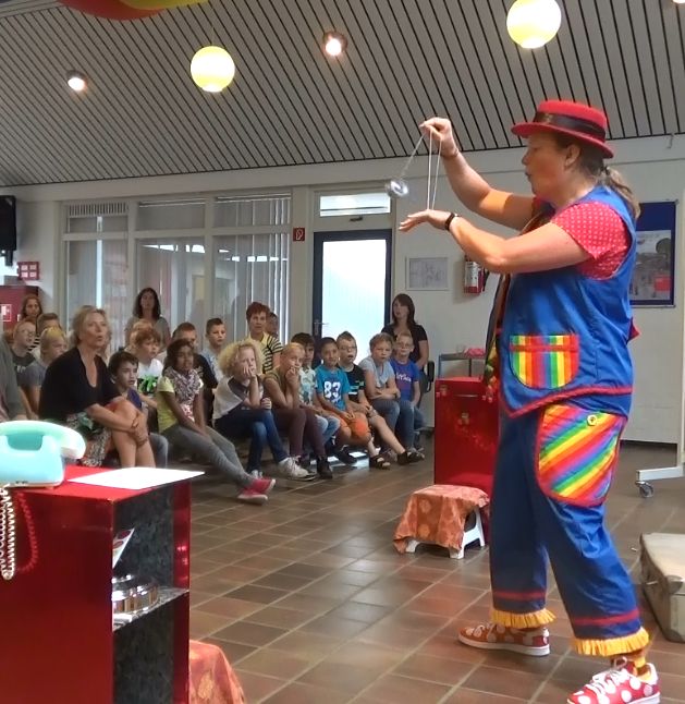 Kiko's Kinderboekenweek theater - oma kikonella's koffertje - opa's jojo