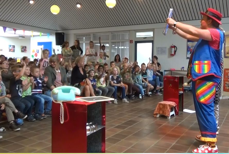 Kiko's Kinderboekenweek 2016 kindervoorstelling 'Oma Kikonella's koffertje' toveren met aap-noot-mies woorden