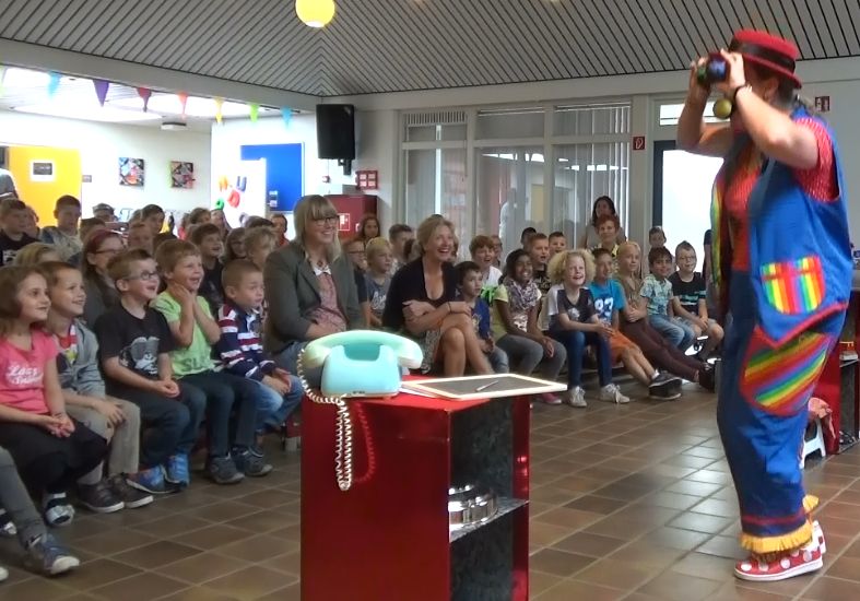 Kiko's Kinderboekenweek 2016 kindervoorstelling 'Oma Kikonella's koffertje' - jongleren