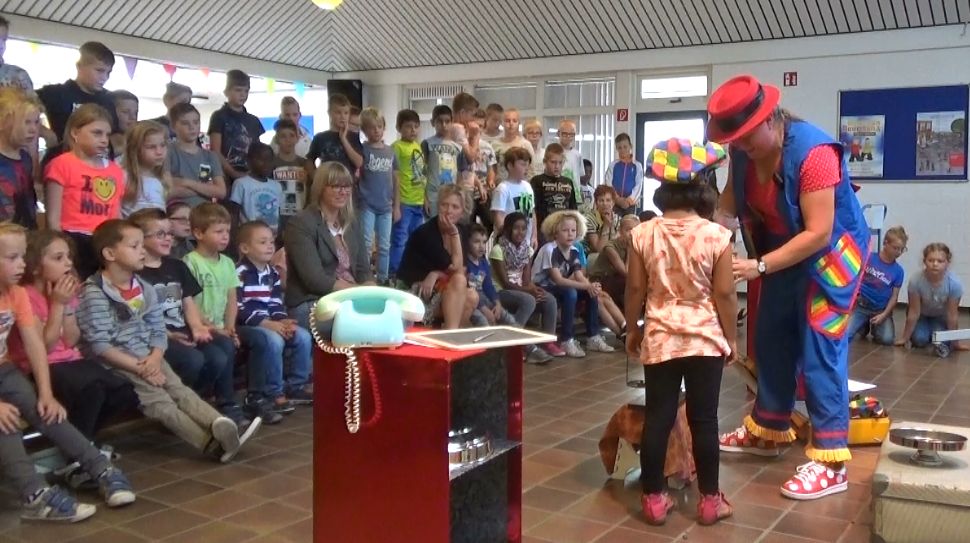 Kiko's Kinderboekenweek 2016 kindervoorstelling 'Oma Kikonella's koffertje' magisch koekjes baken m.b.v. 1 vande kinderen en een oude weegschaal