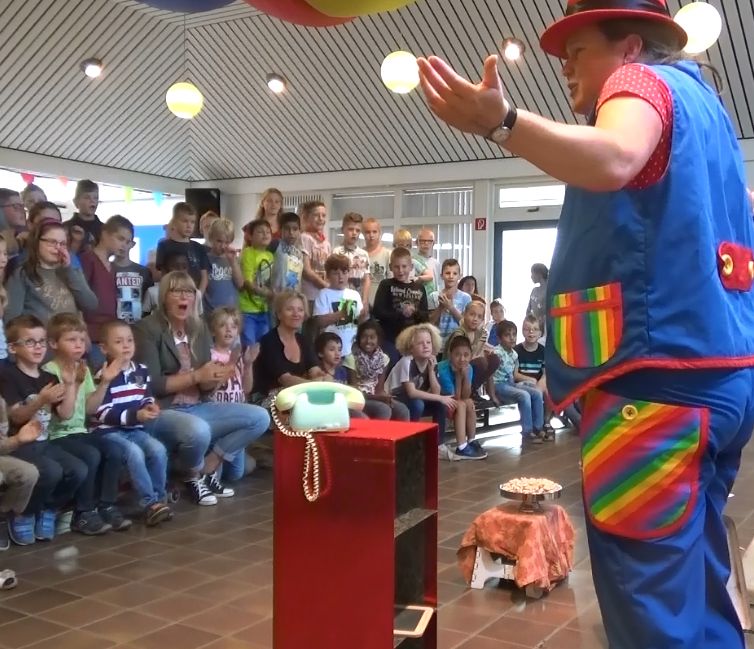 Kiko's Kinderboekenweek 2016 voorstelling 'Oma Kikonella's Koffertjes - magisch koekjes bakken mbv 1 van de kinderen en een oude koffiemolen en een oude weegschaal