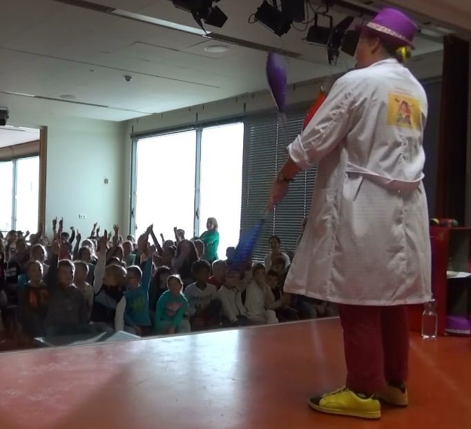 raar maar waar kinderboekenweek 2015 voorstelling 'professor jongleur Kiko ontdekt de zwaartekracht'