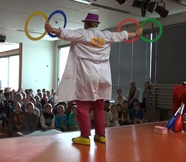 'kinderboekenweek theater show 'professor jongleur Kiko ontdekt de zwaartekracht' kinderboekenweek 2015 raar maar waar